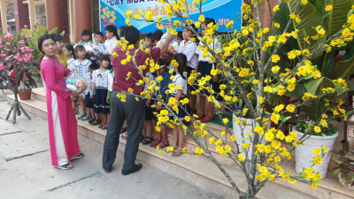 Tặng quà tết cho học sinh nghèo vượt khó