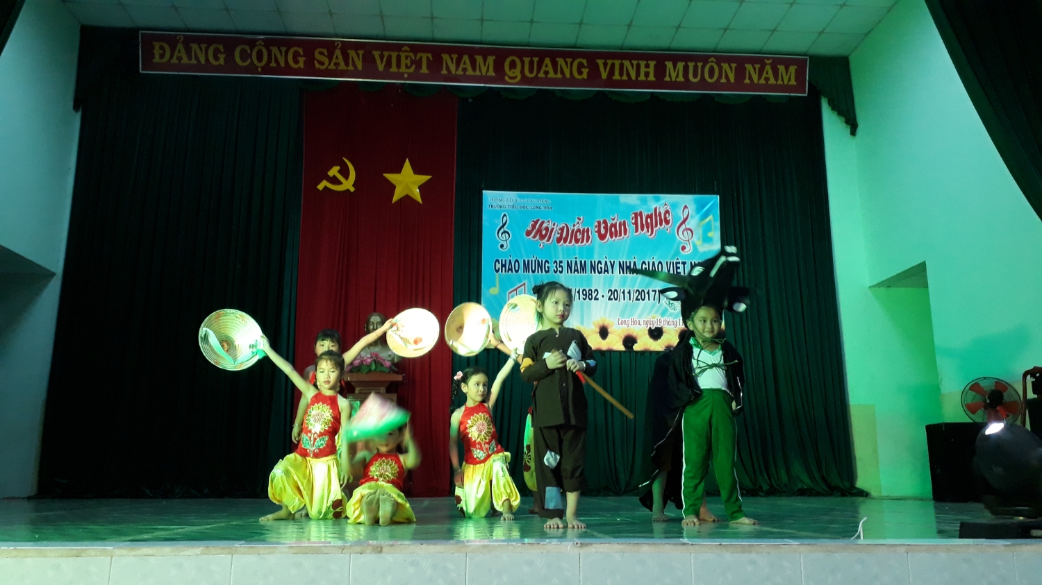 Dắt trâu ra đồng