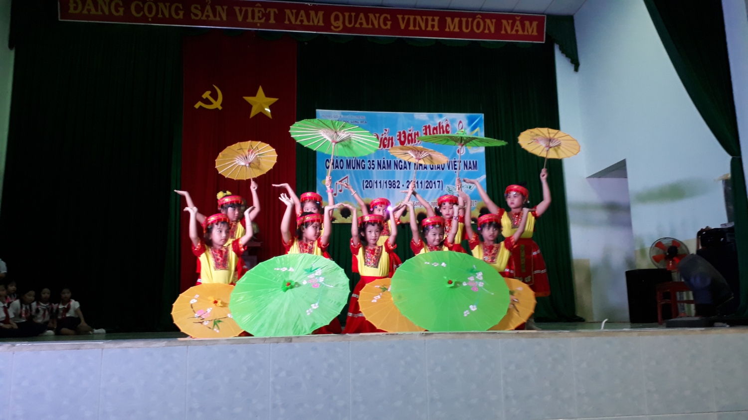 Cô giáo về bản