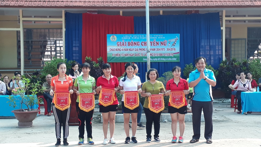 Giao lưu Bóng chuyền nữ kỉ niệm ngày Thống nhất đất nước 30/4 và Quốc tế lao động 1/5